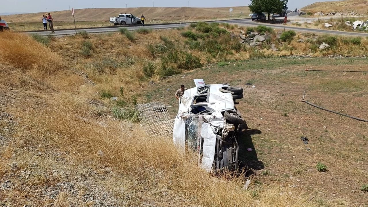 Diyarbakır'da pikap ve yolcu minibüsü çarpıştı: 13 yaralı