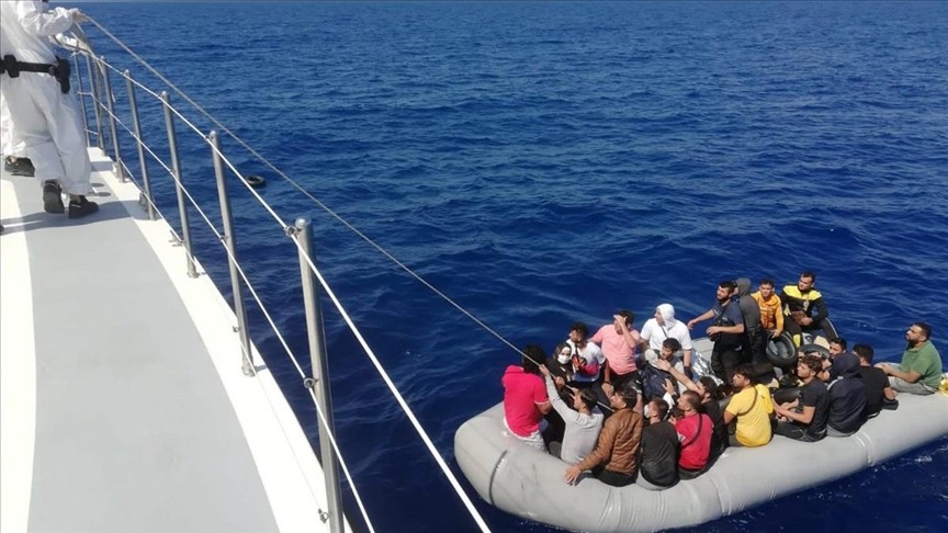 İzmir açıklarında 39 göçmen kurtarıldı
