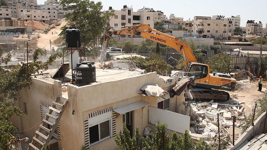 Katil İsrail Filistinlilere ait iki evi yıktı