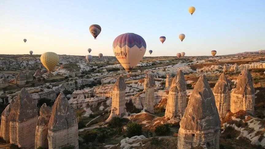 Kapadokya'da sıcak hava balon turları rüzgar nedeniyle ertelendi
