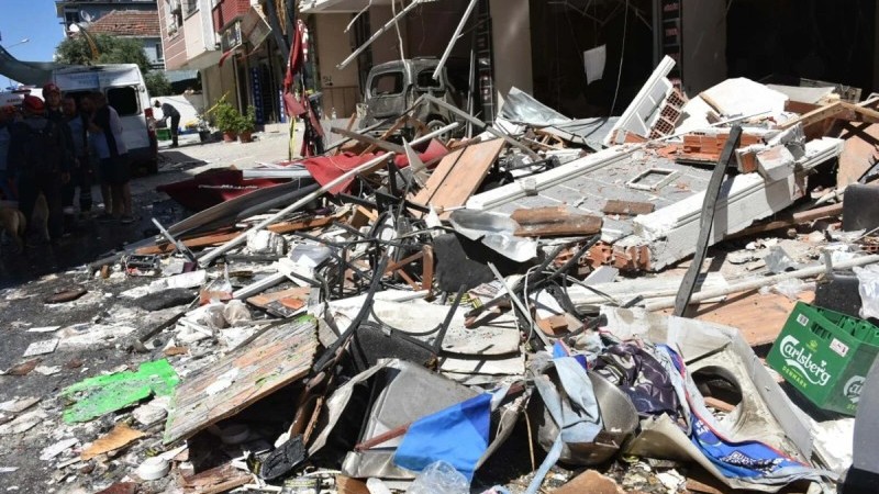 Yerlikaya İzmir'deki patlamaya ilişkin durumu açıkladı