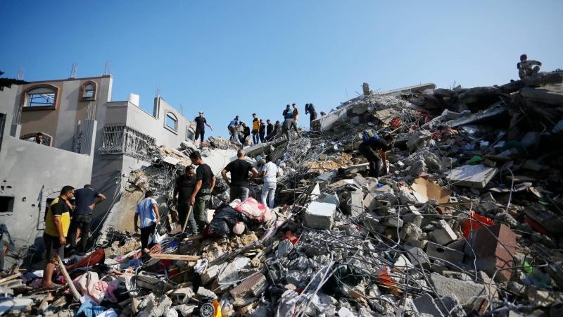 Katil İsrail Nusayrat Mülteci Kampını bombaladı