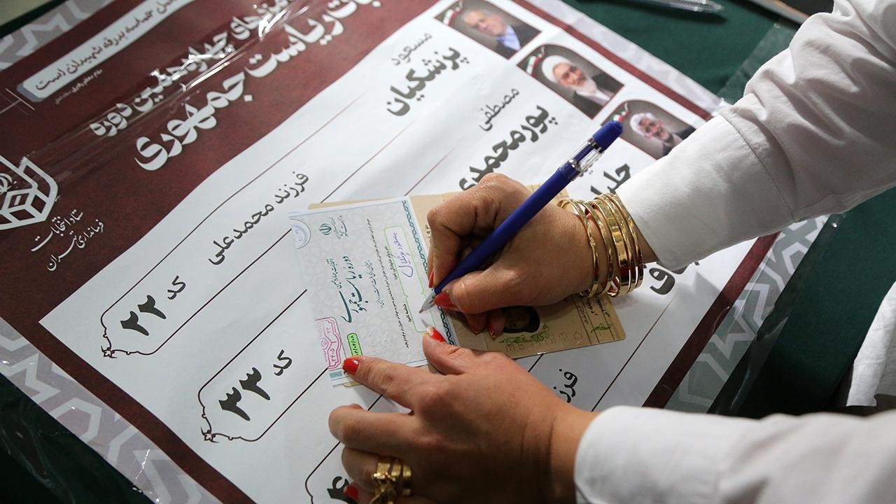 İran'da cumhurbaşkanlığı seçimlerinde oy verme süresi sona erdi