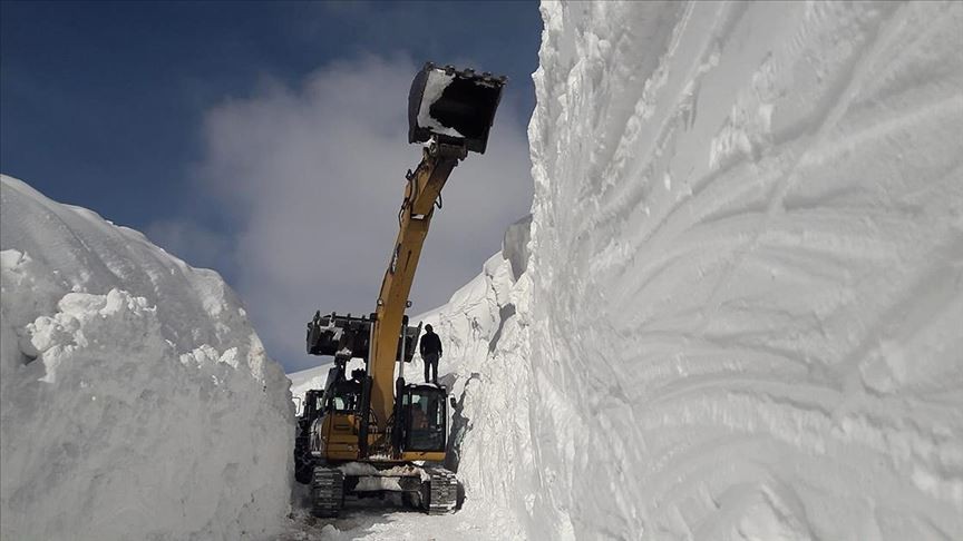Yazın ortasında 7 metrelik karla mücadele
