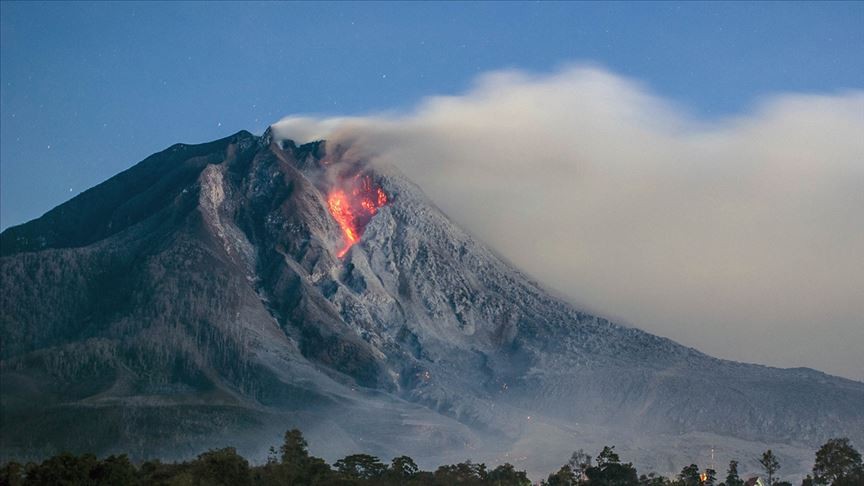 Endonezya'daki Laki-Laki Yanardağı'nda bir günde 2 patlama meydana geldi