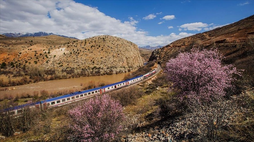 Turistik Tatvan Treni'nin genç yolcuları seyahatlerini güzel anılarla tamamladı