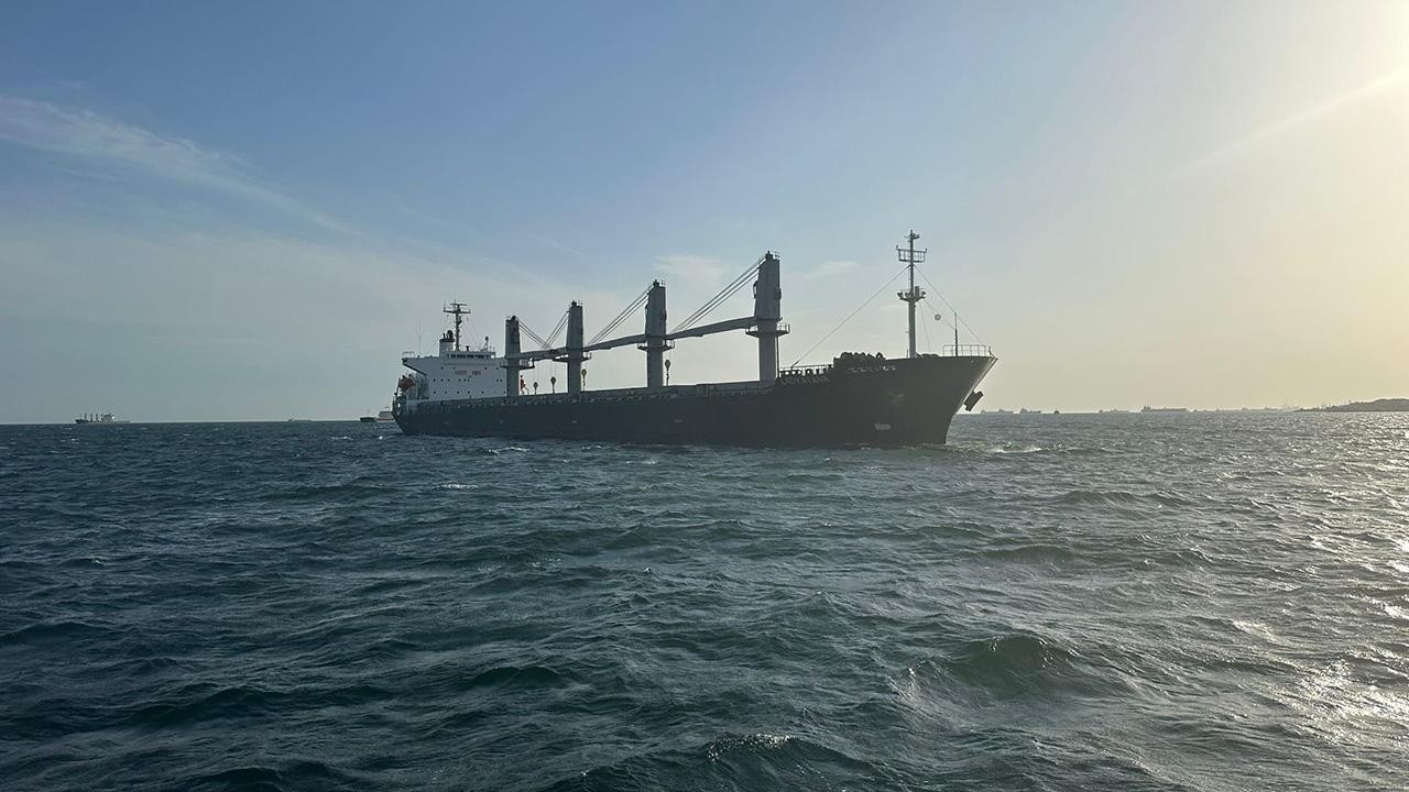 Bakırköy'de karaya oturan gemi kurtarıldı