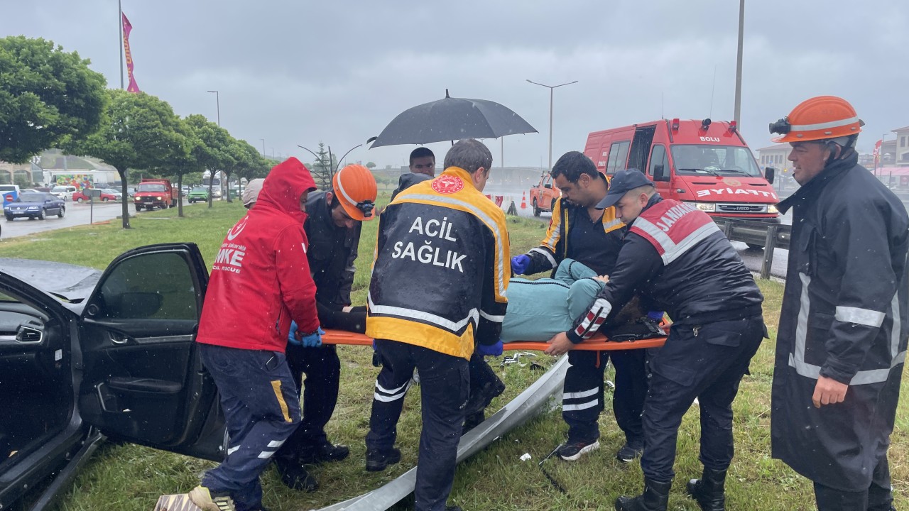 Bolu'da otomobil bariyerlere çarptı, 3 kişi yaralandı