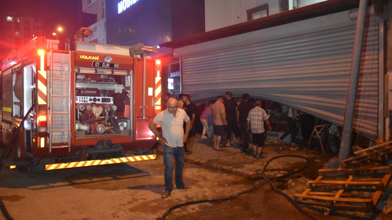 Adana'da palet imalathanesinde çıkan yangın hasara neden oldu