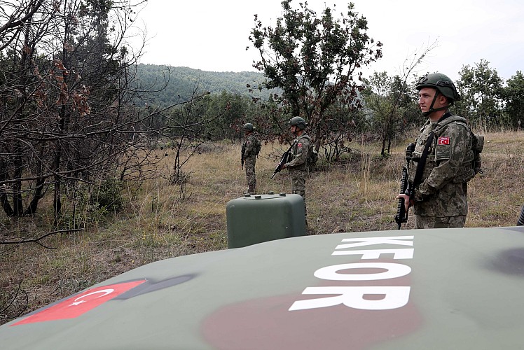 Türk askeri Kosova'da devriyede