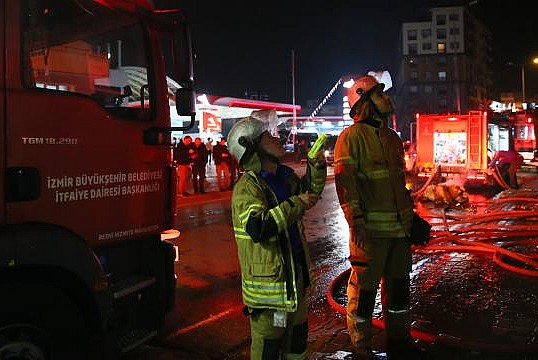 İzmir'de geri dönüşüm atölyesinde yangın çıktı