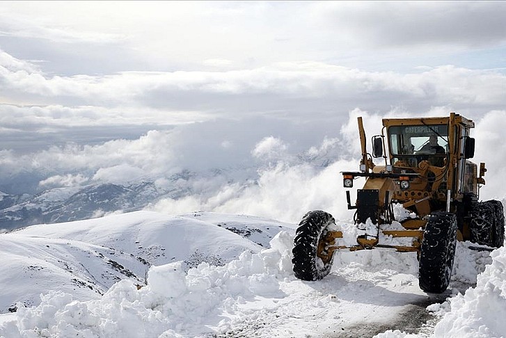 Kardan kapanan köy yolu ekiplerin çalışmasıyla açıldı