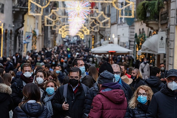 İtalya'da açık havada artık maske kullanılmayacak