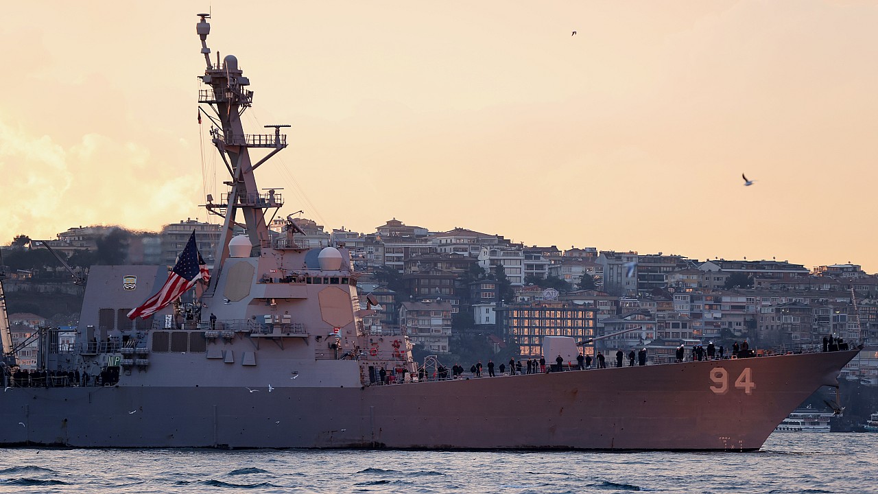 ABD savaş gemisi Boğaz'da