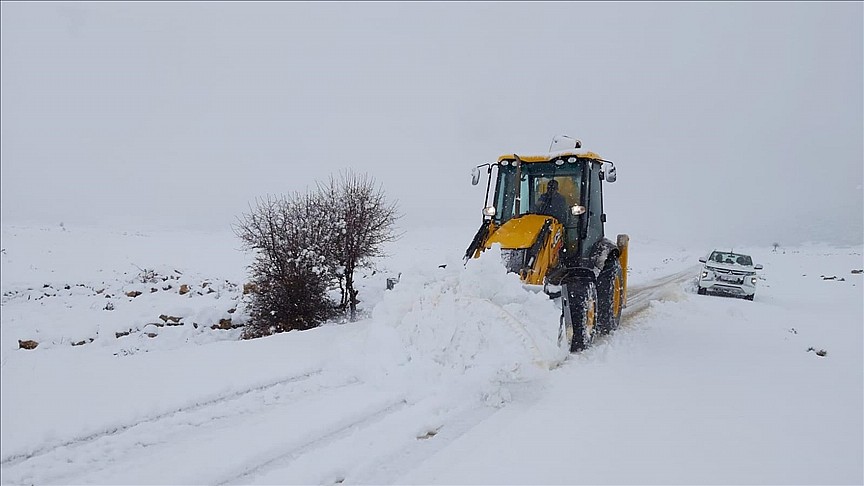 Antalya'da karla mücadele çalışması yapılıyor