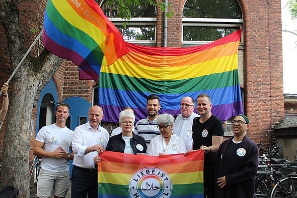 Almanya'da sözde camiye LGBT bayrağı asıldı