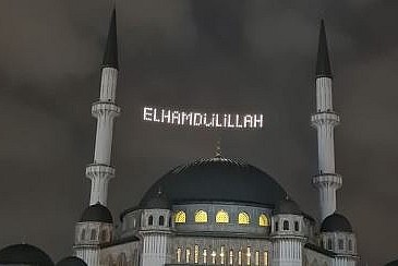 Taksim Camii'nin ilk mahyası: Elhamdülillah
