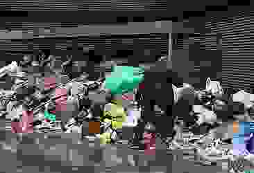 Kosova'da grev nedeniyle sokaklar çöp yığınlarıyla doldu