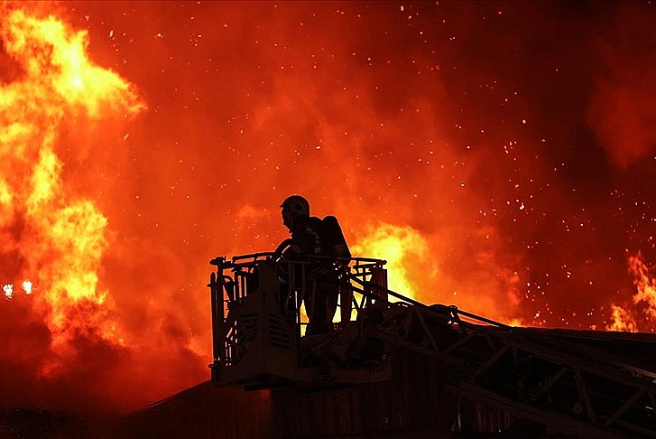 Arnavutköy'de plastik fabrikasında yangın!