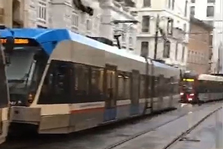 Sirkeci'de tramvay kuyruğu oluştu