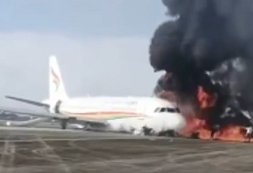 Çin'de yolcu uçağı pistten çıkarak alev aldı