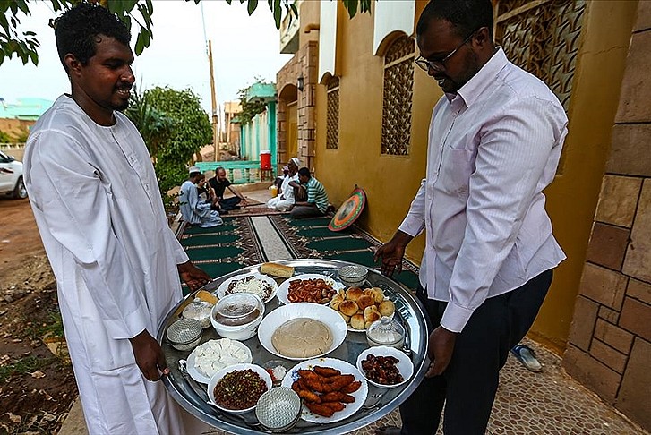 Sudanlılar evlerinin önündeki iftar sofralarında ramazanın bereketini paylaşıyor