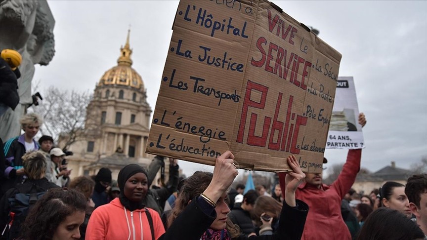 Emeklilik reformunun nihai kabulüyle Paris'te gösteriler patlak verdi
