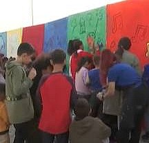 Gönüllü ressam depremzede çocukların dünyasını renklendiriyor