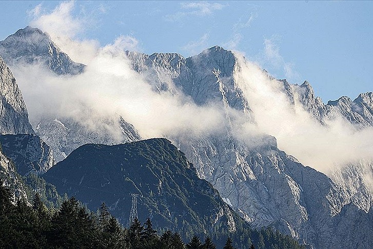 İtalyan Alplerinde buz kütlesi çöktü