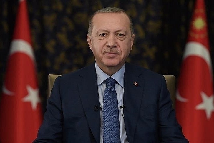 Erdoğan'dan bir tebrik de Ağaoğlu'na