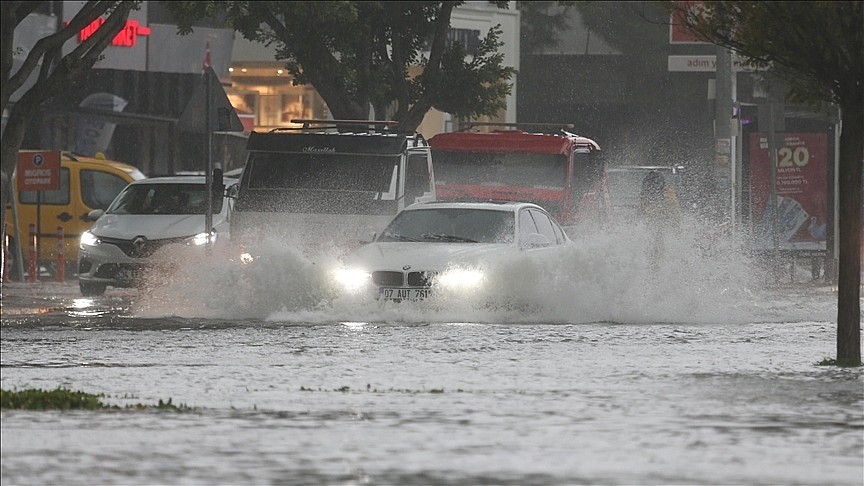 Antalya'da şiddetli yağış ve fırtına etkili oldu