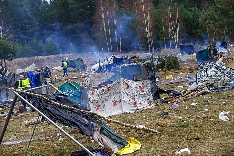 Göçmenler Belarus-Polonya sınırındaki kampı boşalttı