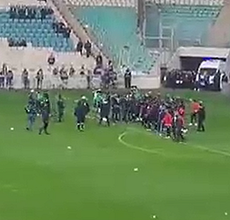 Bursaspor-Amedspor karşılaşması başlamadan saha karıştı