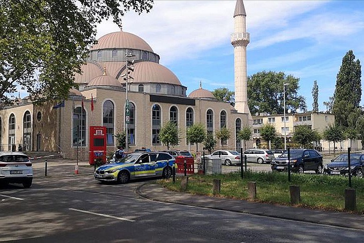 ​Almanya'da camiye ırkçı saldırı