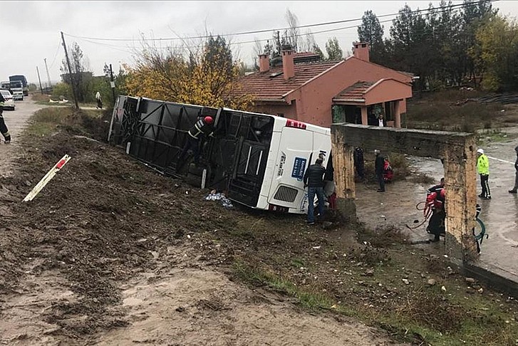 Diyarbakır'da yolcu otobüsü şarampole devrildi: 33 yaralı