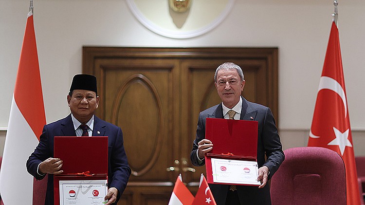 Bakan Akar Endonezya Bakanı Subianto ile görüştü