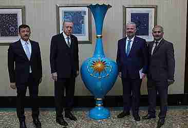 Menemenli çömlek ustası, Erdoğan'a vazo hediye etti