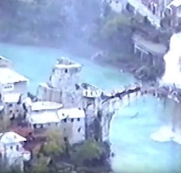 Tarihi Mostar Köprüsü'nün 30 yıl önceki yıkılma anı