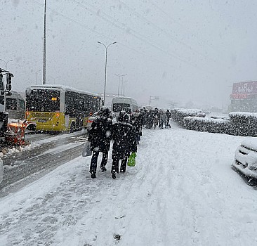 İstanbul'da vatandaşın kar mesaisi