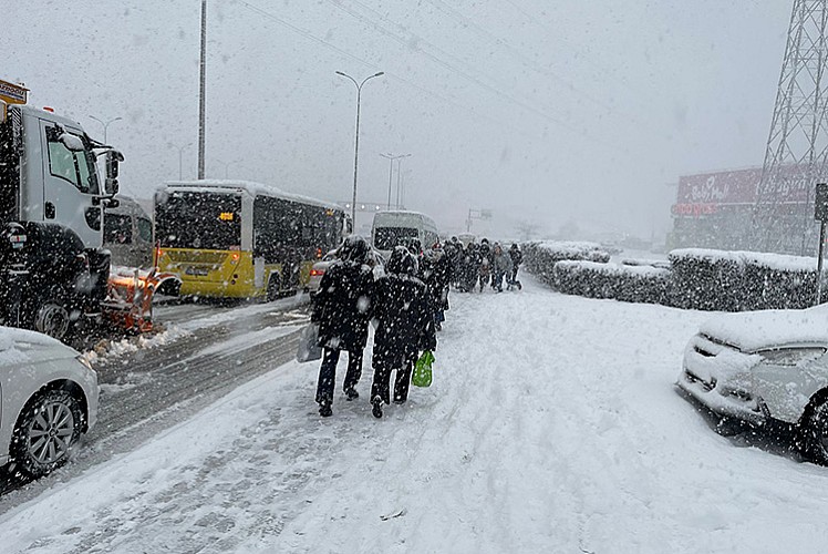 İstanbul'da vatandaşın kar mesaisi