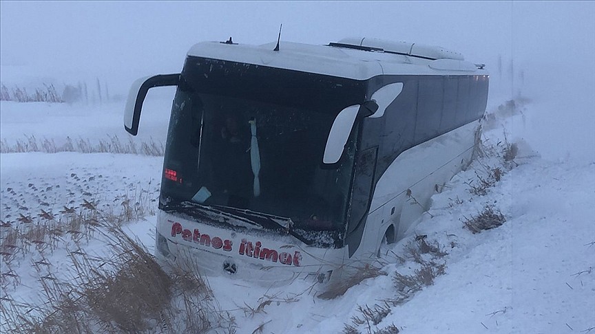 Ağrı-İstanbul yolcuları karda mahsur kaldı