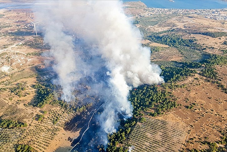İzmir'de çıkan yangına müdahale ediliyor