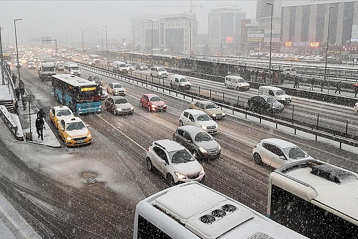 Trafiğe çıkma yasağı sonrası İstanbul'da yine trafik oluştu