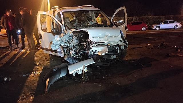 Kamyonet ile otomobil çarpıştı: 5 yaralı