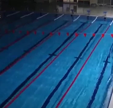 Deprem anında havuzdaki suyun dalgalanması kameralara yansıdı