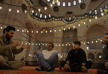 Dünyanın dört bir yanından gelen gayrimüslimlere İslam'ı anlatıyorlar