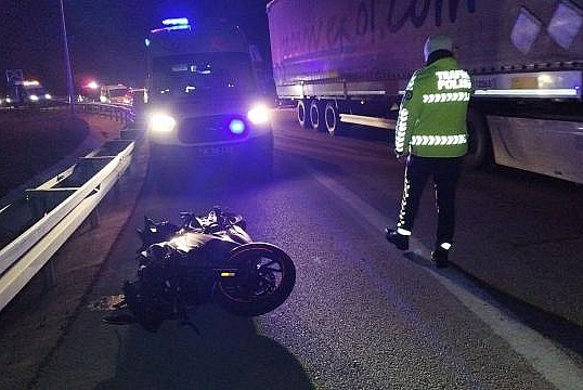 Motosiklet bariyerlere çarptı: 1 ölü, 1 ağır yaralı