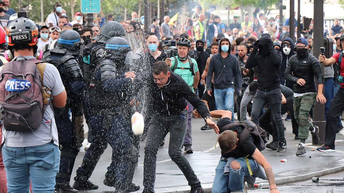 Fransız polisi AA muhabirini tartakladı