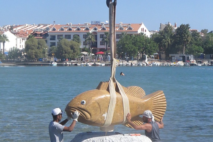 CHP'li belediye 10 tonluk heykel yerleştirdi