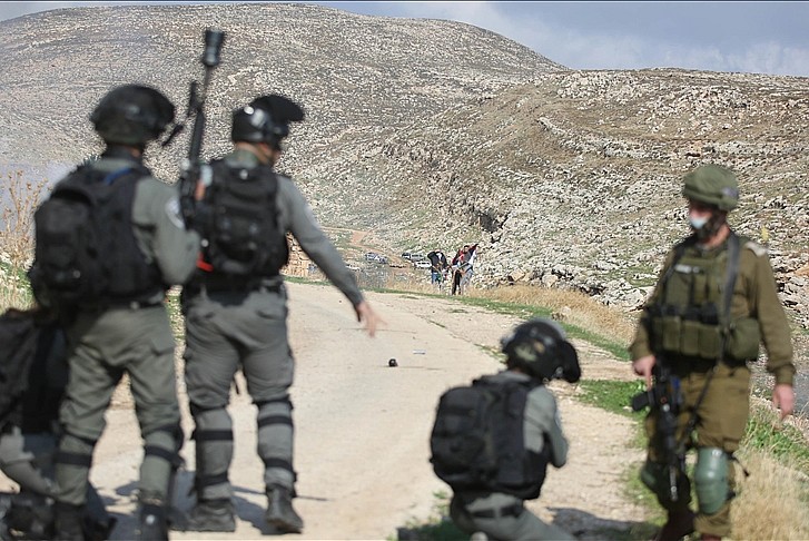 İşgalciler 2 silahsız Filistinli'yi katletti